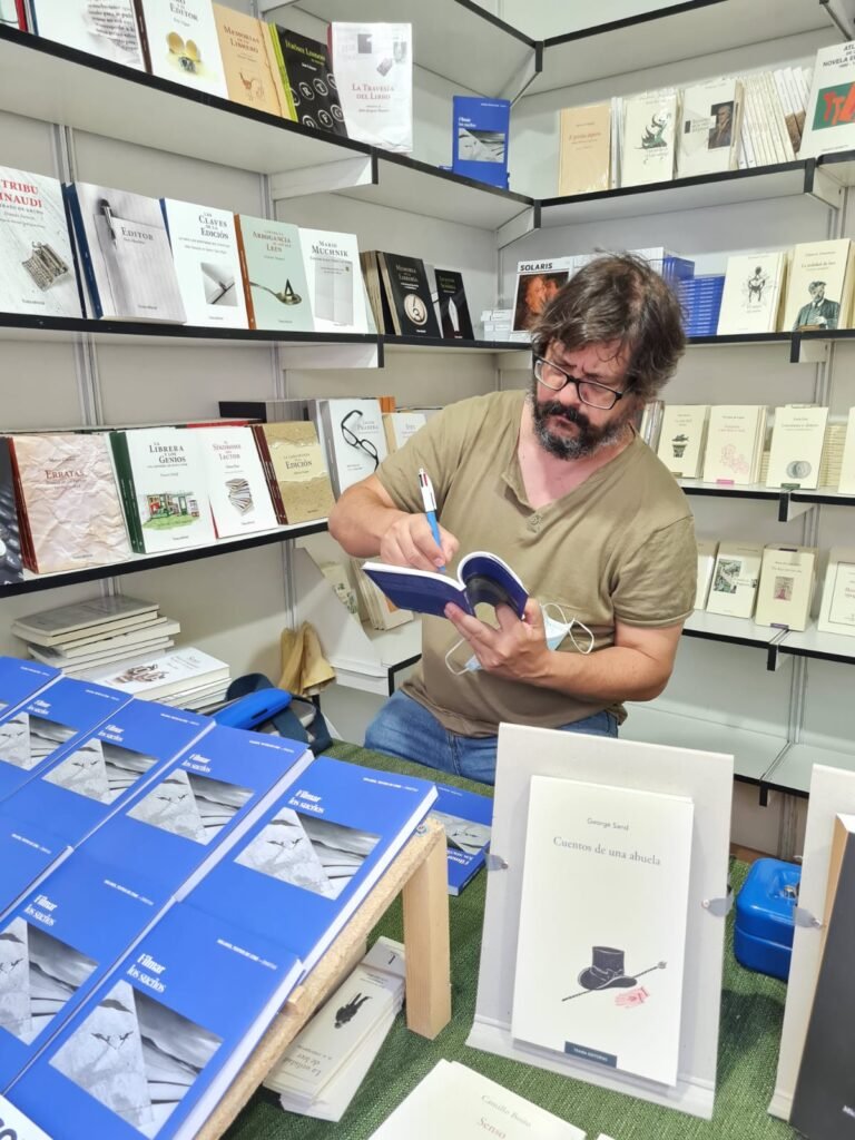 Carlos Atanes firma su libro Filmar los sueños, en la Feria del Libro de Madrid