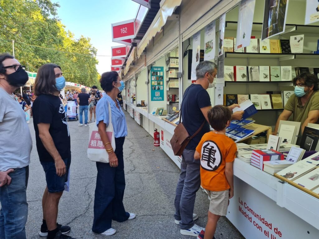 Carlos Atanes firma su libro Filmar los sueños, en la Feria del Libro de Madrid