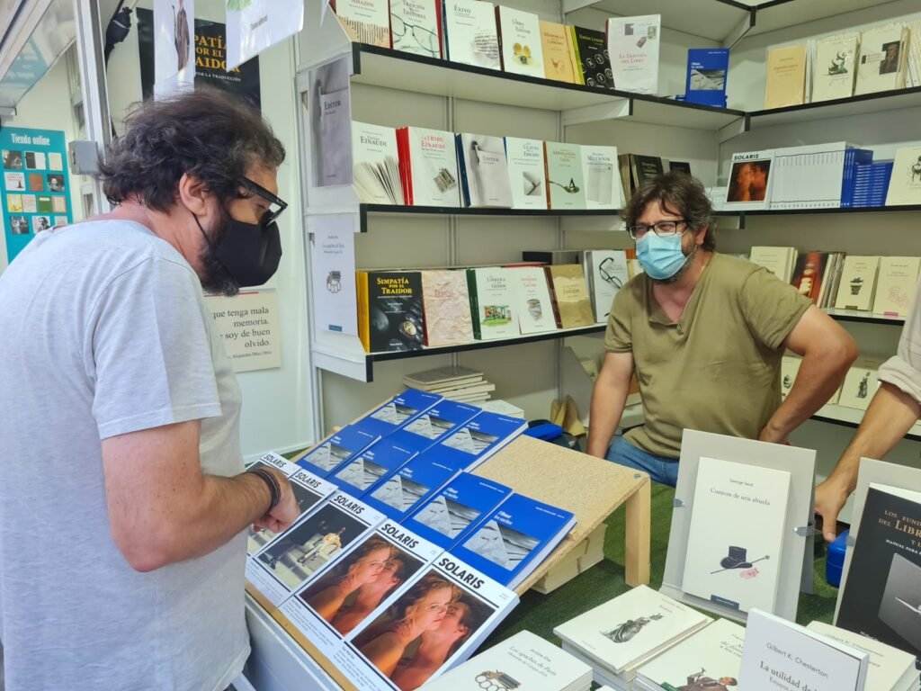 Carlos Atanes firma su libro Filmar los sueños, en la Feria del Libro de Madrid