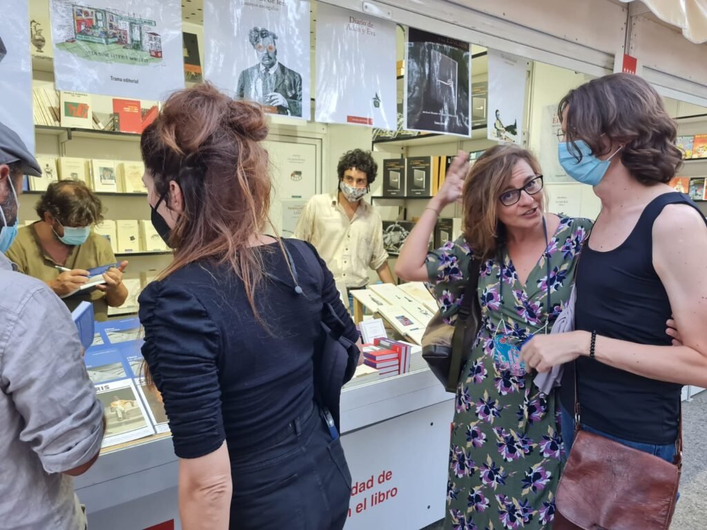Carlos Atanes firma su libro Filmar los sueños, en la Feria del Libro de Madrid