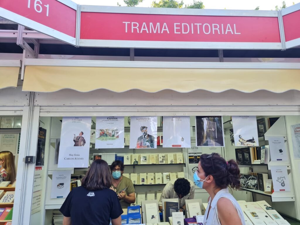 Carlos Atanes firma su libro Filmar los sueños, en la Feria del Libro de Madrid
