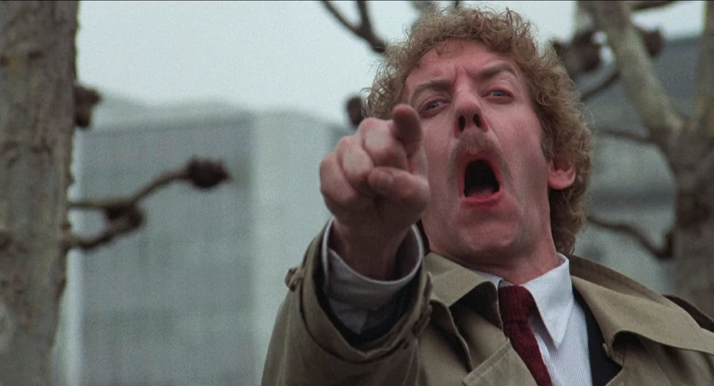 Donald Sutherland y su dedo acusador en la película La invasión de los ultracuerpos (1978) de Philip Kaufman