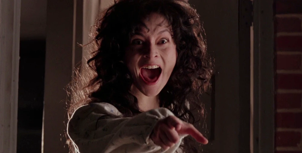 Meg Tilly con su dedo acusador en la película Secuestradores de cuerpos (1993) de Abel Ferrara